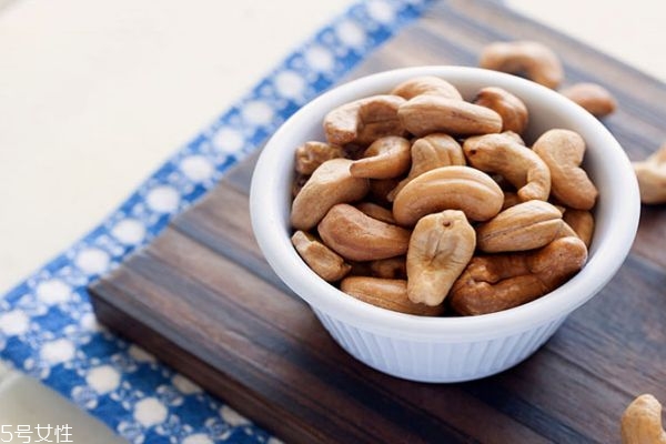 炭燒腰果價格多少錢一斤 炭燒和鹽焗腰果哪個好吃 炭燒腰果價格多少錢一斤 炭燒和鹽焗腰果哪個好吃