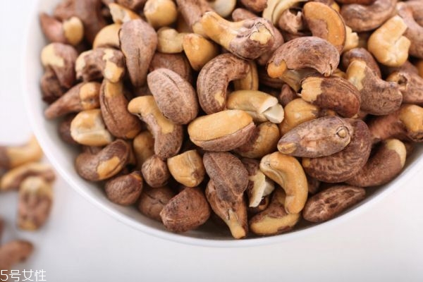 孕婦能吃炭燒腰果嗎 哪些人不宜吃腰果 孕婦能吃炭燒腰果嗎 哪些人不宜吃腰果