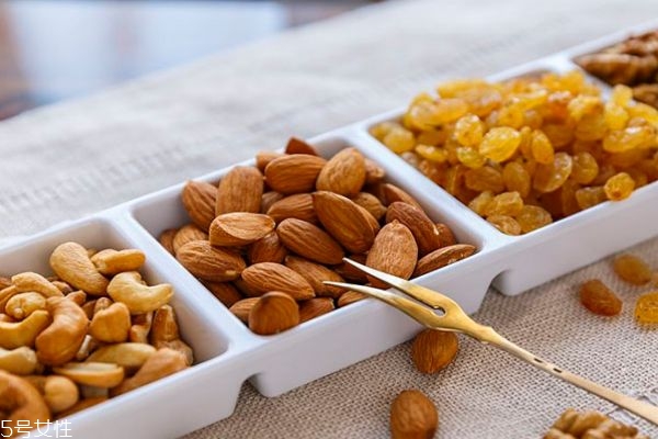 炭燒腰果價格多少錢一斤 炭燒和鹽焗腰果哪個好吃 炭燒腰果價格多少錢一斤 炭燒和鹽焗腰果哪個好吃