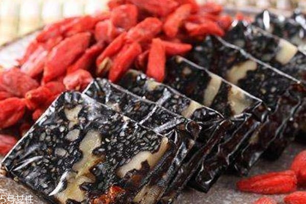 阿膠糕吃多了會上火嗎 服用阿膠糕要注意 阿膠糕吃多了會上火嗎 服用阿膠糕要注意