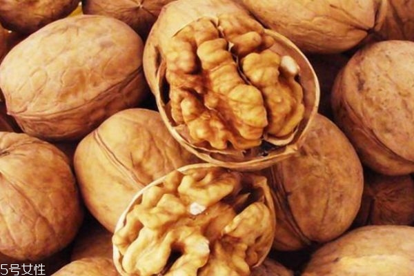 核桃里面的薄皮泡水喝有什么功效 核桃內(nèi)皮泡水的功效 核桃里面的薄皮泡水喝有什么功效 核桃內(nèi)皮泡水的功效