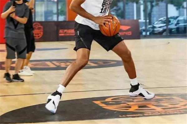 李寧馭帥12適合后衛(wèi)嗎 建議配精英襪 李寧馭帥12適合后衛(wèi)嗎 建議配精英襪