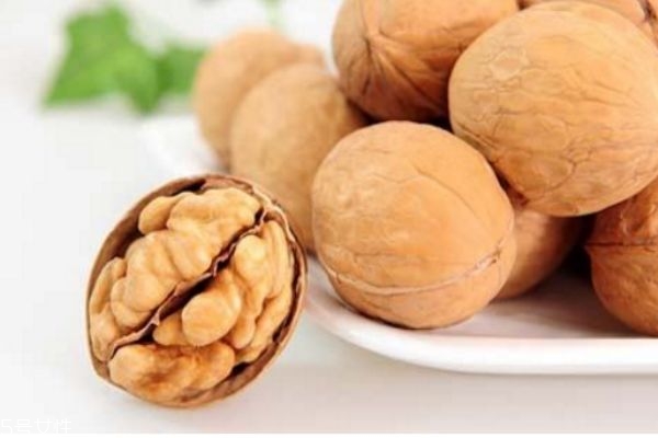 核桃里面的薄皮泡水喝有什么功效 核桃內(nèi)皮泡水的功效 核桃里面的薄皮泡水喝有什么功效 核桃內(nèi)皮泡水的功效