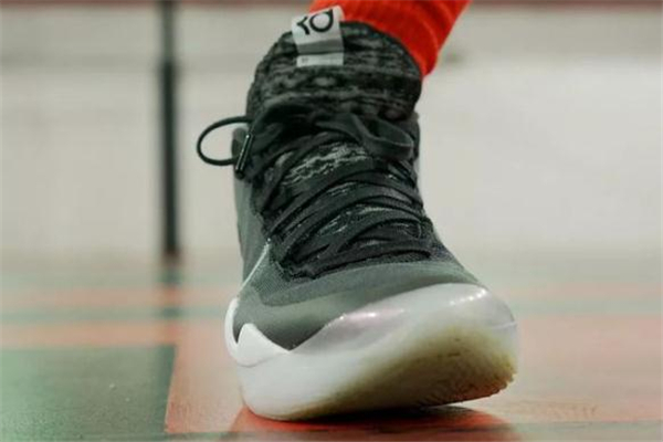 耐克kd12和lbj16哪個好 kd12和詹16對比測評 耐克kd12和lbj16哪個好 kd12和詹16對比測評