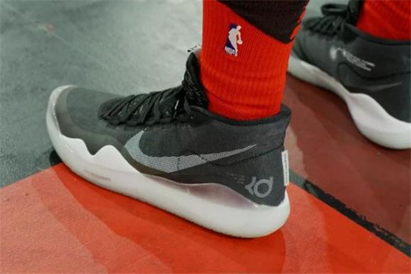 耐克kd12和lbj16哪個好 kd12和詹16對比測評 耐克kd12和lbj16哪個好 kd12和詹16對比測評