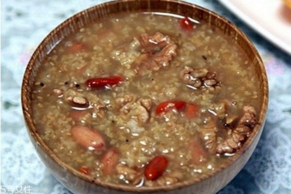 核桃熬粥怎么做好吃 核桃熬粥的功效 核桃熬粥怎么做好吃 核桃熬粥的功效