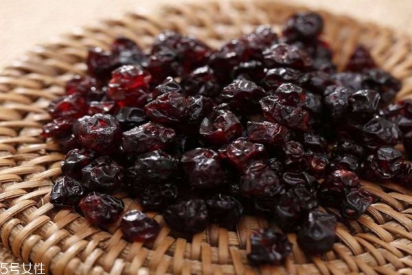 孕婦可以吃藍莓果干嗎 藍莓果干吃多了會怎么樣 孕婦可以吃藍莓果干嗎 藍莓果干吃多了會怎么樣