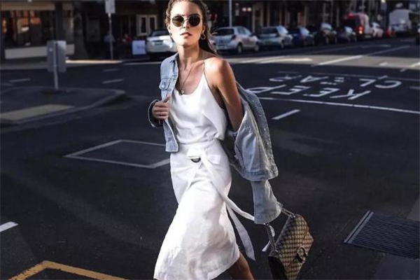 緞面連衣裙搭什么外套 秒變時尚達人