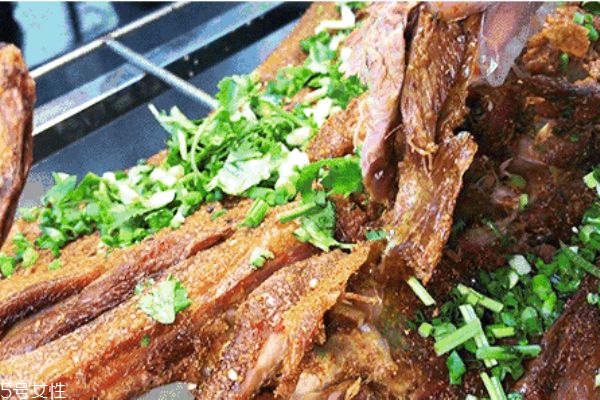 自己烤全羊怎么烤 烤全羊的做法與用料秘方與配料 自己烤全羊怎么烤 烤全羊的做法與用料秘方與配料