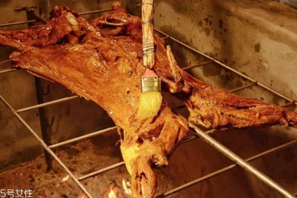 自己烤全羊怎么烤 烤全羊的做法與用料秘方與配料 自己烤全羊怎么烤 烤全羊的做法與用料秘方與配料