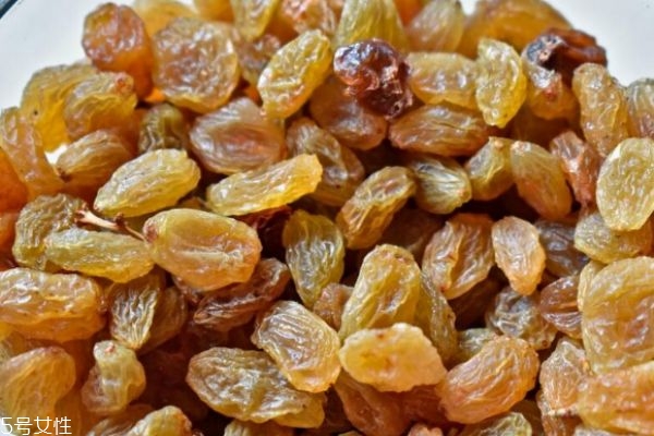 葡萄干生蟲(chóng)了如何處理 葡萄干的吃法及功效