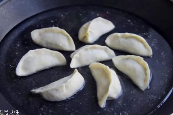 鍋貼和煎餃的區(qū)別 怎么煎餃子才香 鍋貼和煎餃的區(qū)別 怎么煎餃子才香