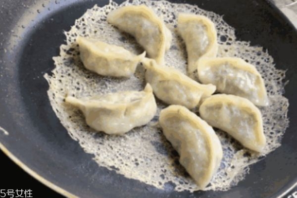 鍋貼和煎餃的區(qū)別 怎么煎餃子才香 鍋貼和煎餃的區(qū)別 怎么煎餃子才香