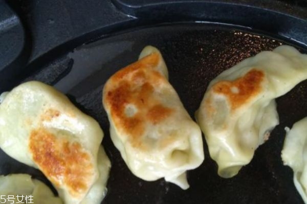 鍋貼和煎餃的區(qū)別 怎么煎餃子才香 鍋貼和煎餃的區(qū)別 怎么煎餃子才香