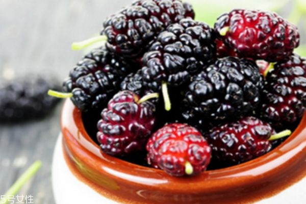 桑葚把手染了怎么洗 桑葚吃了為什么會變色 桑葚把手染了怎么洗 桑葚吃了為什么會變色