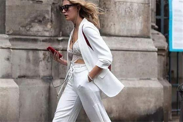 春天白色褲子怎么搭配 讓你氣質(zhì)爆棚 春天白色褲子怎么搭配 讓你氣質(zhì)爆棚