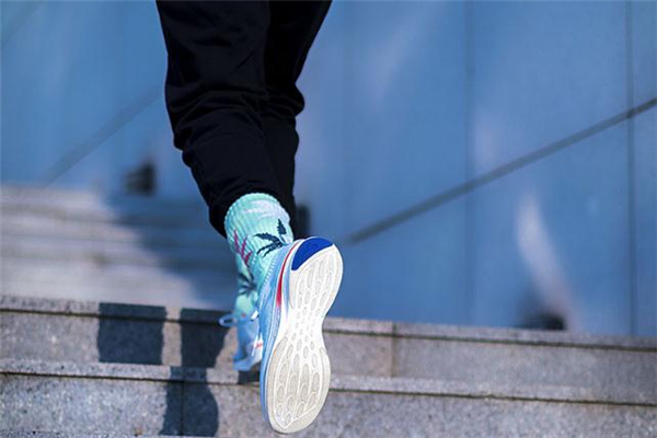 安踏氫跑鞋測評 安踏flashlite跑鞋評測