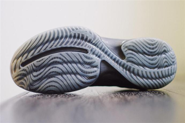 安踏要瘋2實(shí)戰(zhàn)測評 抓地力最強(qiáng)的國產(chǎn)球鞋 安踏要瘋2實(shí)戰(zhàn)測評 抓地力最強(qiáng)的國產(chǎn)球鞋