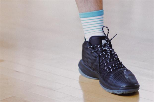 安踏要瘋2實(shí)戰(zhàn)測評 抓地力最強(qiáng)的國產(chǎn)球鞋 安踏要瘋2實(shí)戰(zhàn)測評 抓地力最強(qiáng)的國產(chǎn)球鞋