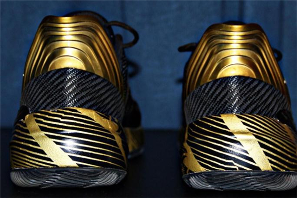 安踏要瘋2實(shí)戰(zhàn)測評 抓地力最強(qiáng)的國產(chǎn)球鞋 安踏要瘋2實(shí)戰(zhàn)測評 抓地力最強(qiáng)的國產(chǎn)球鞋