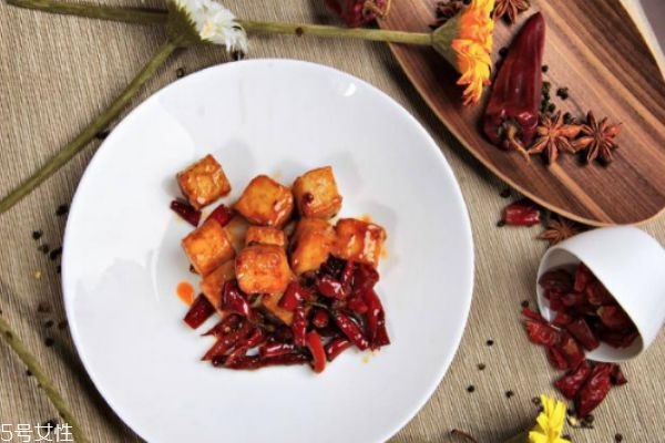 魚豆腐吃多了對身體好嗎 魚豆腐的危害 魚豆腐吃多了對身體好嗎 魚豆腐的危害