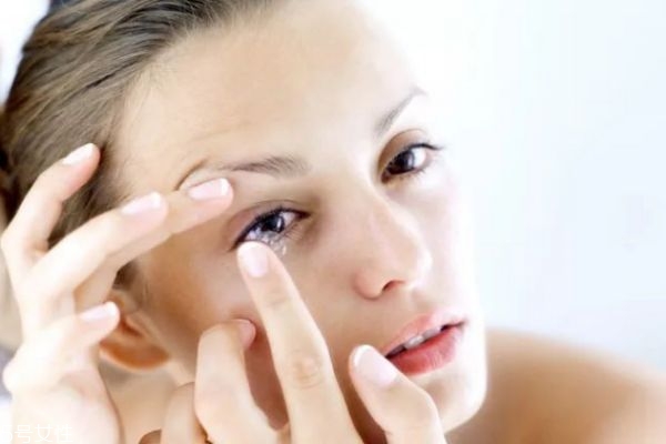 如何挑選隱形眼鏡 初學(xué)者怎么戴隱形眼鏡 如何挑選隱形眼鏡 初學(xué)者怎么戴隱形眼鏡