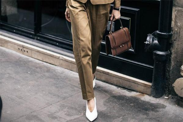 白色v口鞋怎么搭配 v口鞋搭配技巧 白色v口鞋怎么搭配 v口鞋搭配技巧