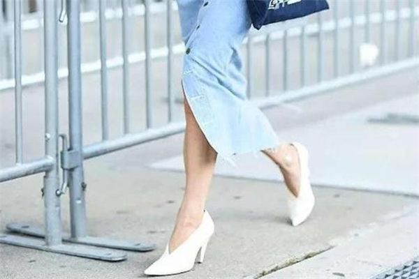 白色v口鞋怎么搭配 v口鞋搭配技巧 白色v口鞋怎么搭配 v口鞋搭配技巧