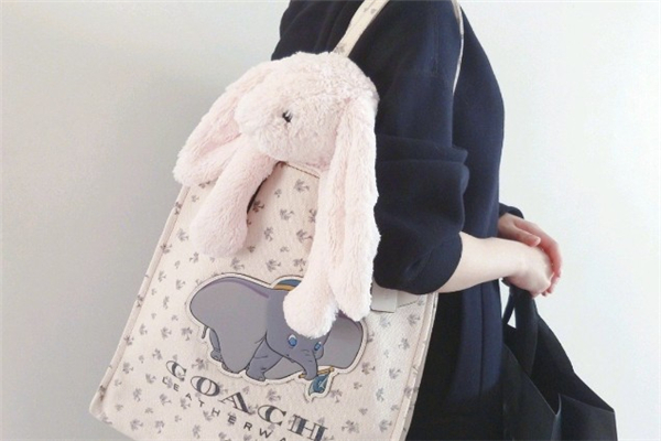 coach小飛象包包多少錢 蔻馳聯(lián)名迪士尼系列 coach小飛象包包多少錢 蔻馳聯(lián)名迪士尼系列