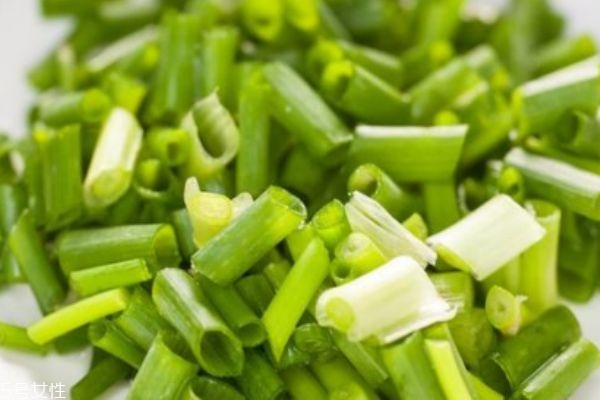 大蔥可以生吃嗎 是可以生吃的 大蔥可以生吃嗎 是可以生吃的