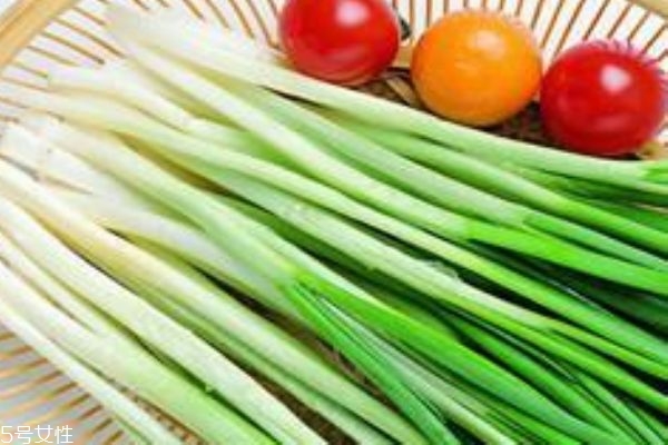 大蔥可以生吃嗎 是可以生吃的 大蔥可以生吃嗎 是可以生吃的