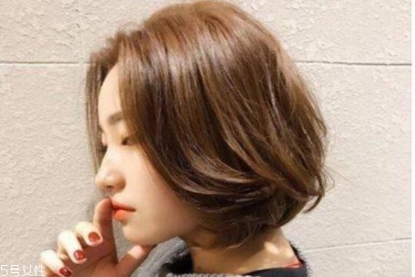 接近黑色的染發(fā)顏色 低調(diào)但是顯氣色的發(fā)色 接近黑色的染發(fā)顏色 低調(diào)但是顯氣色的發(fā)色