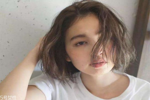 接近黑色的染發(fā)顏色 低調(diào)但是顯氣色的發(fā)色 接近黑色的染發(fā)顏色 低調(diào)但是顯氣色的發(fā)色