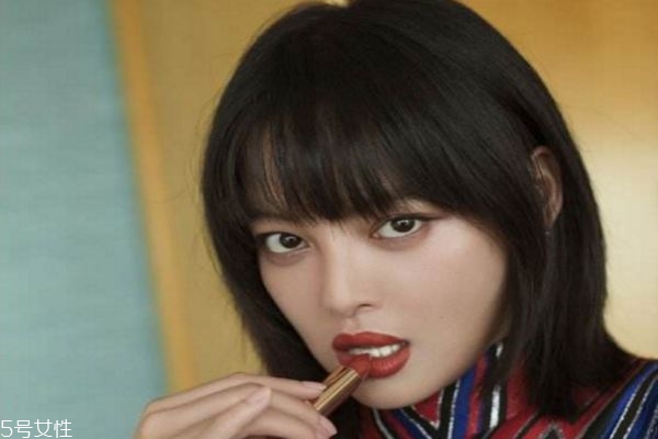 接近黑色的染發(fā)顏色 低調(diào)但是顯氣色的發(fā)色 接近黑色的染發(fā)顏色 低調(diào)但是顯氣色的發(fā)色