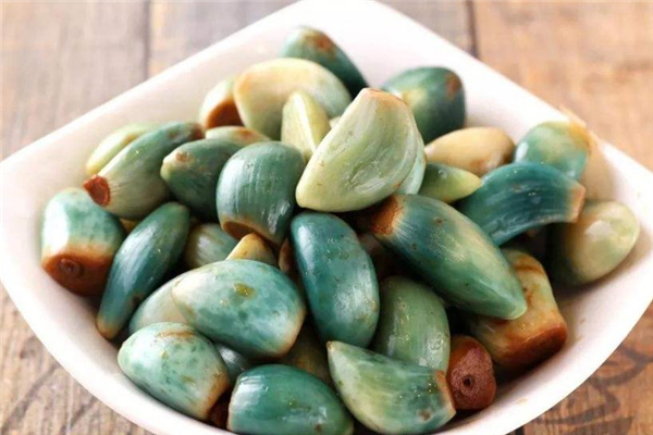 醋泡大蒜為什么會(huì)變綠 屬于正?，F(xiàn)象