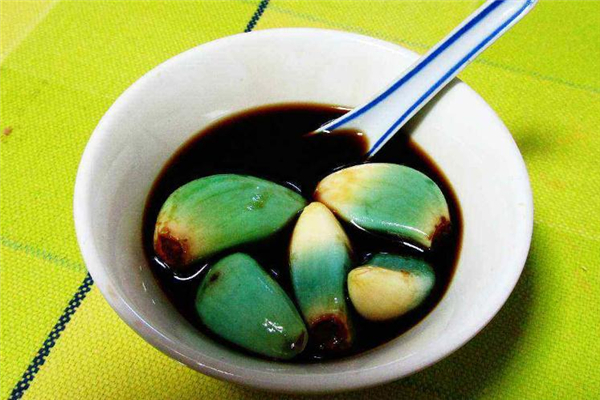 醋泡大蒜為什么會(huì)變綠 屬于正?，F(xiàn)象