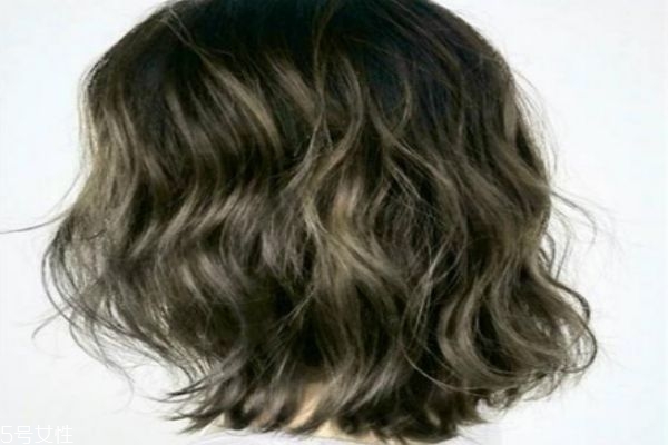 接近黑色的染發(fā)顏色 低調(diào)但是顯氣色的發(fā)色 接近黑色的染發(fā)顏色 低調(diào)但是顯氣色的發(fā)色