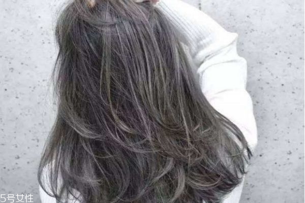 接近黑色的染發(fā)顏色 低調(diào)但是顯氣色的發(fā)色 接近黑色的染發(fā)顏色 低調(diào)但是顯氣色的發(fā)色