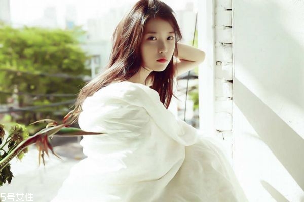 接近黑色的染發(fā)顏色 低調(diào)但是顯氣色的發(fā)色 接近黑色的染發(fā)顏色 低調(diào)但是顯氣色的發(fā)色