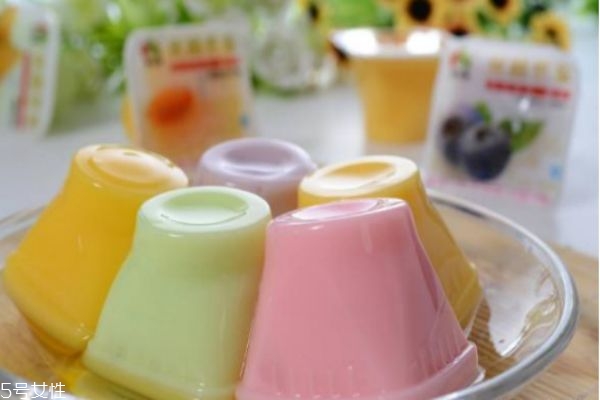 果凍是用什么做的 果凍吃了對(duì)身體有害嗎 果凍是用什么做的 果凍吃了對(duì)身體有害嗎