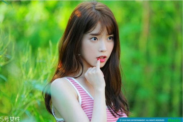 接近黑色的染發(fā)顏色 低調(diào)但是顯氣色的發(fā)色 接近黑色的染發(fā)顏色 低調(diào)但是顯氣色的發(fā)色