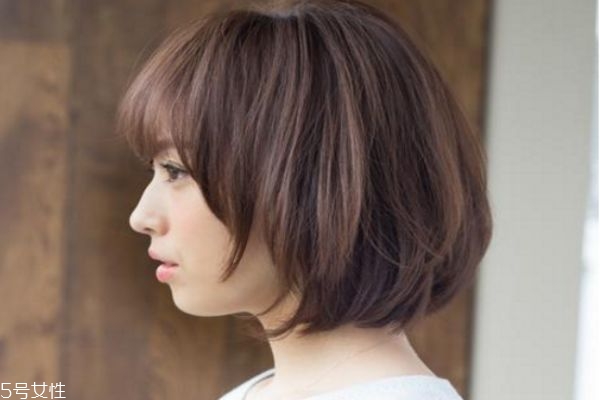 接近黑色的染發(fā)顏色 低調(diào)但是顯氣色的發(fā)色 接近黑色的染發(fā)顏色 低調(diào)但是顯氣色的發(fā)色