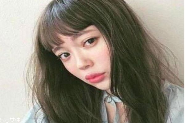 接近黑色的染發(fā)顏色 低調(diào)但是顯氣色的發(fā)色 接近黑色的染發(fā)顏色 低調(diào)但是顯氣色的發(fā)色