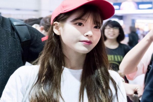 接近黑色的染發(fā)顏色 低調(diào)但是顯氣色的發(fā)色 接近黑色的染發(fā)顏色 低調(diào)但是顯氣色的發(fā)色