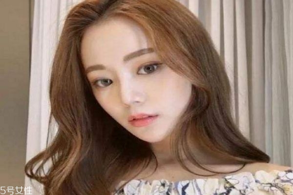 接近黑色的染發(fā)顏色 低調(diào)但是顯氣色的發(fā)色 接近黑色的染發(fā)顏色 低調(diào)但是顯氣色的發(fā)色