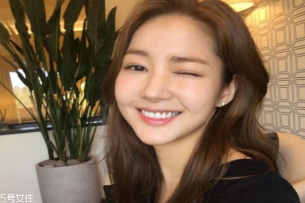 接近黑色的染發(fā)顏色 低調(diào)但是顯氣色的發(fā)色 接近黑色的染發(fā)顏色 低調(diào)但是顯氣色的發(fā)色