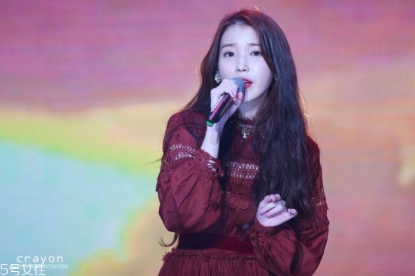 接近黑色的染發(fā)顏色 低調(diào)但是顯氣色的發(fā)色 接近黑色的染發(fā)顏色 低調(diào)但是顯氣色的發(fā)色