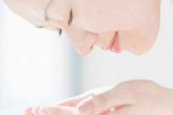 17歲女生用什么護(hù)膚品 適合17歲用的護(hù)膚品 17歲女生用什么護(hù)膚品 適合17歲用的護(hù)膚品