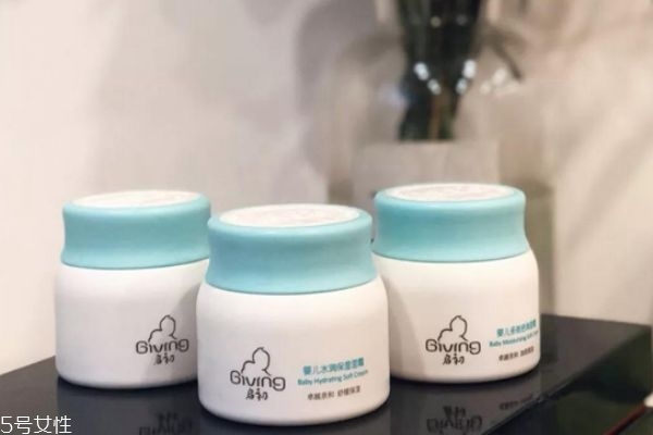 17歲女生用什么護(hù)膚品 適合17歲用的護(hù)膚品 17歲女生用什么護(hù)膚品 適合17歲用的護(hù)膚品