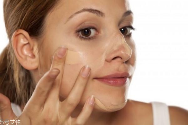 臉上脫妝浮粉怎么補救 脫妝和浮粉的區(qū)別 臉上脫妝浮粉怎么補救 脫妝和浮粉的區(qū)別